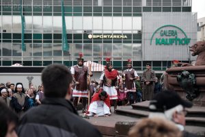 Kniefall von Jesus auf dem Neumarkt